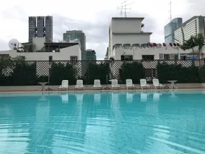 Lovely Cozy Queen Bed Silom MRT BTS Work Swimming - Image 4