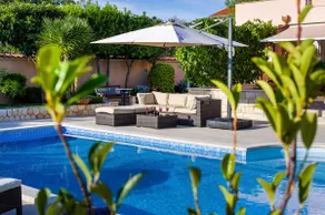 Navis Luxury Villa - Image 5