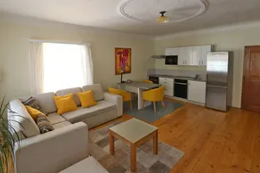 House in the center with a café on the ground floor - Image 4