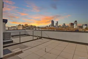Modern Townhouse downtown w stunning rooftop views - Image 2