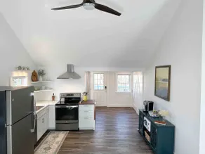 Newly Renovated + Centrally Located Couples Nook - Image 4