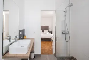 Chic manor apartment, expansive garden, near pool - Image 5