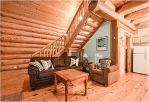 Charming Rustic Cabin Perfect for Groups - Image 5