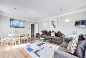 Elegant Two Bed Flat With Balcony Lagoon Views - Image 3