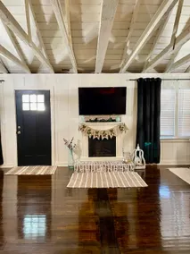 Cozy 2BR Cottage! Stay Near Restaurants & Golf - Image 3
