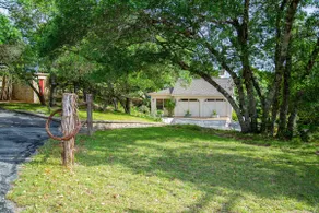 Hill Country Carriage House - Image 2