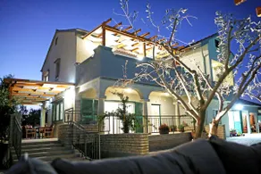 13+ beds heated pool house with a home gym, Nin - Image 4