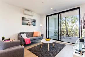 St Kilda Stunner - Rooftop Infinity Pool + Parking - Image 3