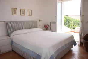 Un Impresionante villa en la costa de Amalfi con vistas al mar y amplios jardines privados - Image 2