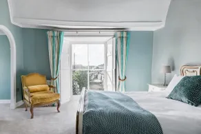 Smukt 4 værelses hus, der er del af et større hjem.  Strandudsigt og have - Image 2