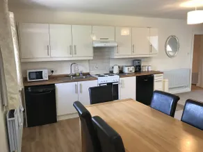 3 bedroom apartment with open plan living area - Image 4