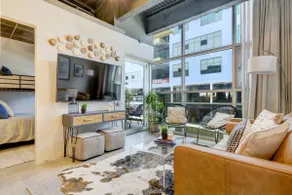 Delightful + Exquisite Loft on 6th Street - Walk Downtown - Image 4