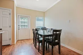 In-unit Washer/Dryer| Backyard| Driveaway parking - Image 4