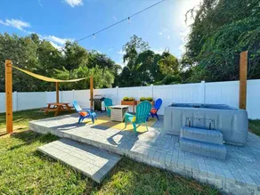 NEW*Gorgeous Sunshine-Up 6 Guests-Private Backyard - Image 4