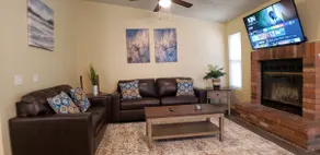 💖Spacious, Clean & Comfy | King Bed | Carport | AC | Pets Ok - Image 2