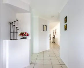 A Spacious 5BR Home | QLD Raceway - Image 3