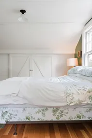 Stylish Hawthorne Valley Farmhouse Retreat - Image 3