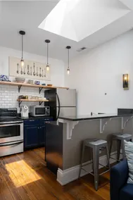 Chic Downtown Apt with Rooftop Deck & Parking - Image 5