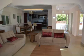 Spacious and relaxing villa with Superb location. - Image 2
