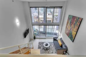 Contemporary loft DT Vancouver with parking - Image 3