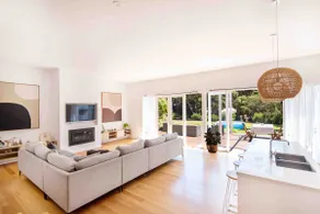 Coastal house with huge solar heated pool - Image 4
