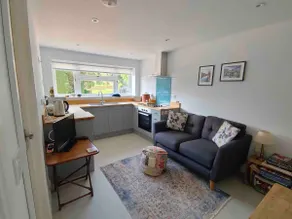 Lovely 1 bedroom unit with private parking. - Image 2