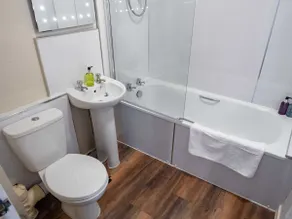 Bright, Spacious West-End Flat, Near University - Image 4