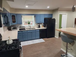 Newly renovated cozy spot, Steps from Downtown - Image 5