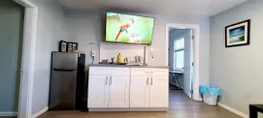 1 Bdrm 1 Living 1 Bath Suite in Vancouver Central - Image 2