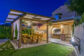 Spacious house with private swimming pool - Image 2