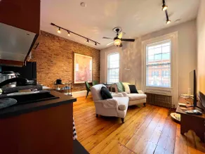 Historic Downtown District 1 Bedroom Apt w Parking - Image 5
