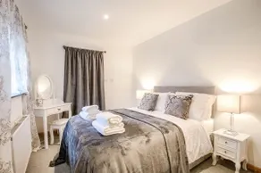 Stansted Airport - Beautiful Annexe with Parking - Image 2