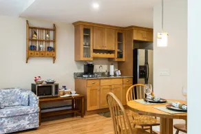 Upscale suite w/ separate entrance. - Image 4