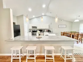 Comfort Vacation Home 2500+sqft Abundant Seating - Image 4