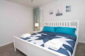 Cozy Rustic farmhouse, KING bed FREE Wi-Fi parking - Image 3