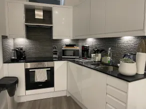 Newly Refurbished Designer 2BR w/ Free Parking - Image 5