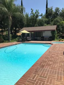 Pool Side Guesthouse - Image 4