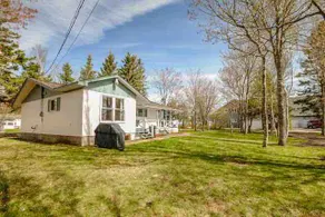 Chalet JP Cottage: 3 bdrm cottage steps to beach - Image 4