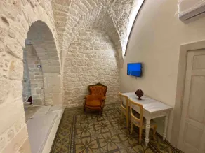 House Under the Arch - Image 5