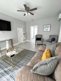3 Gated upstairs Luxe Decor 1-BR Apartment 2ND FLR - Image 4
