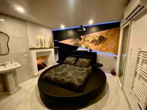 Black Lux Spa-Jacuzzi & Sauna • Home Cinema - Image 2