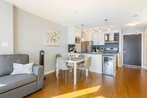 Bright 3BR Downtown Vancouver Condo w Pool & Gym - Image 4