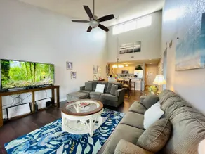 Stylish Lakefront, King Bed Suite, Sunset View, Pool, Boat Slip, PrivateTopFloor - Image 2