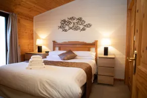Luxury 3 bed lodge, parking & private deck - Image 3
