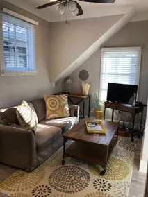 Charming and Cozy Studio Apartment over the Garage - Image 2