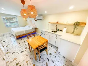 Retro Romantic Hot Tub King Bed Getaway - Image 4