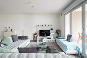 Bright 2-Bedroom Apartment with Private Parking - Image 4