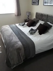 Hawksworth House- 2 Bedroom House, Central Swindon - Image 2