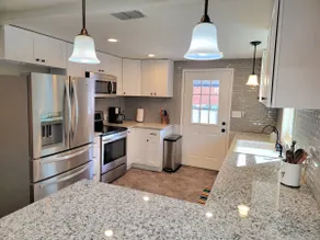Southtown, close to downtown, with a pool! - Image 4