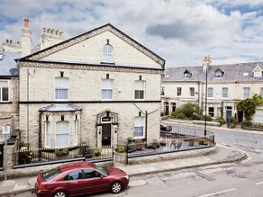 \"Birchfield\" - close to city centre, 4-bed ensuite - Image 2